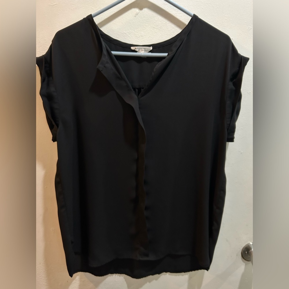 Pleione black split collar V neck Flowy top